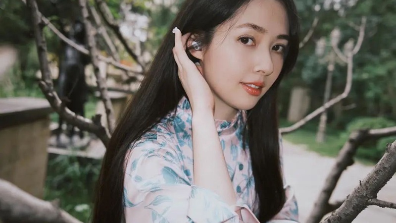 QQ音乐巅峰之夜郭碧婷露面十分钟 全网研究她眉间那道纹